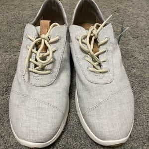 Tom’s sneaker size 9